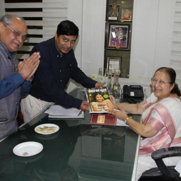 Dr Dwivedi Presenting Sehat Evam Surat Magazine to Smt. Sumitra Mahajan (Speaker Lok Sabha)